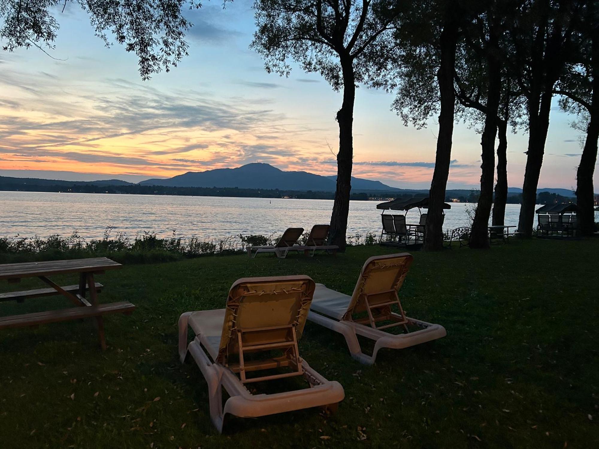 Au P'Tit Cocon Sur Le Lac Magog Exterior photo